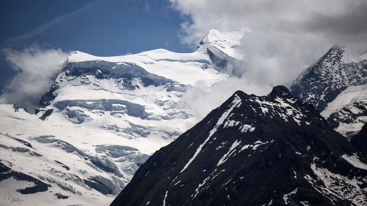 Padající bloky ledu v Alpách zabily dva horolezce